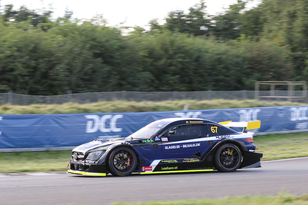 Mads Rasmussen - Night Race gav pokal til Nymark Racing Academy.
(Foto: Motorsporten.dk)